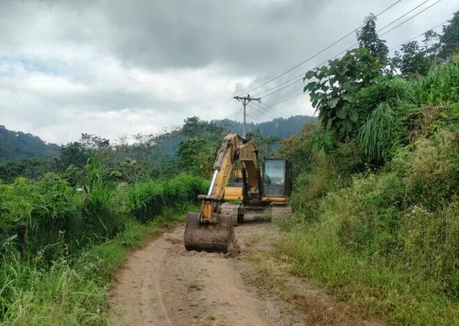 Excavator Satgas TMMD ke-129 Kodim 1407/Bone Percepat Pembentukan Badan Jalan di Desa Pattuku