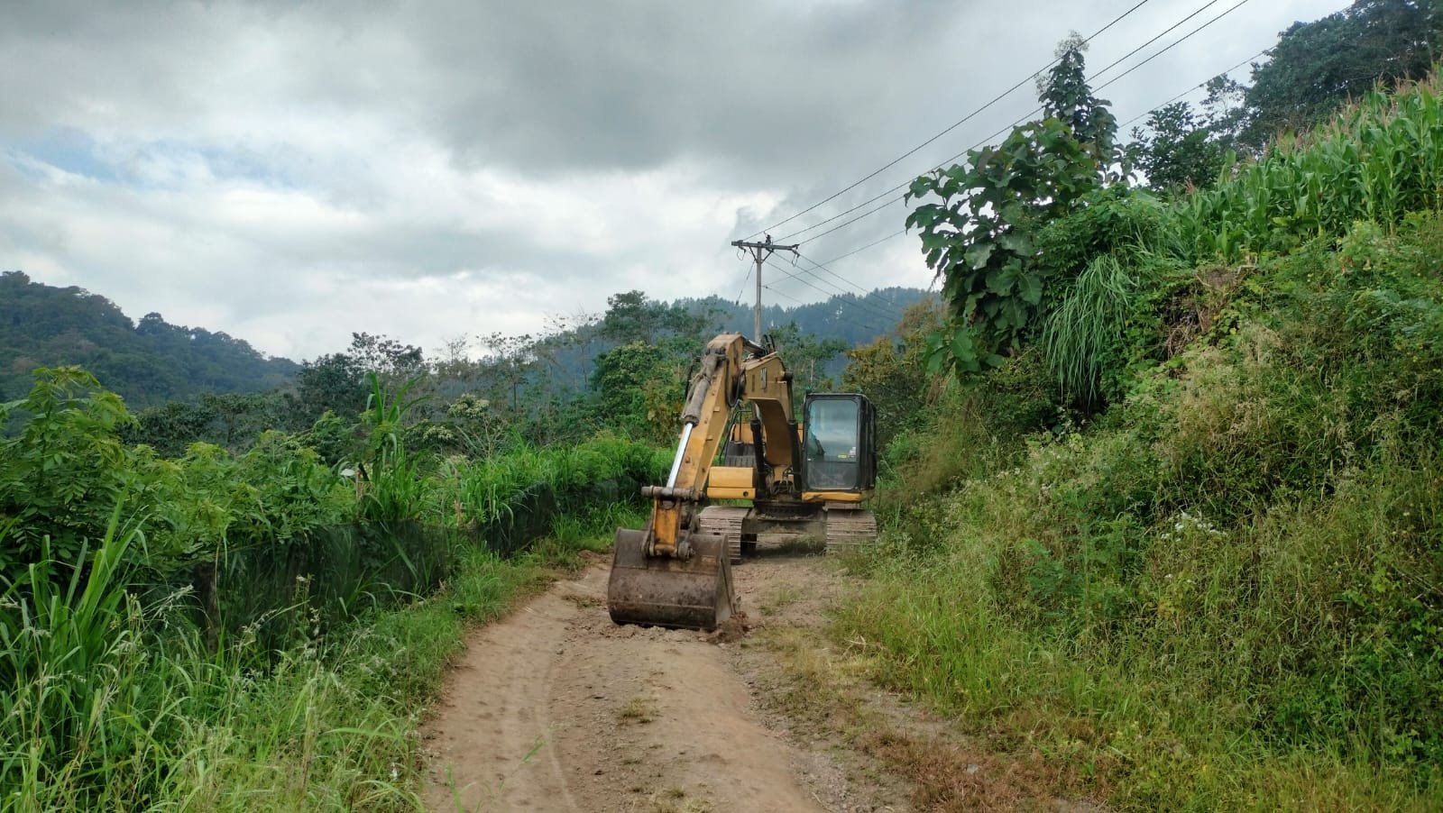 Excavator Satgas TMMD ke-129 Kodim 1407/Bone Percepat Pembentukan Badan Jalan di Desa Pattuku