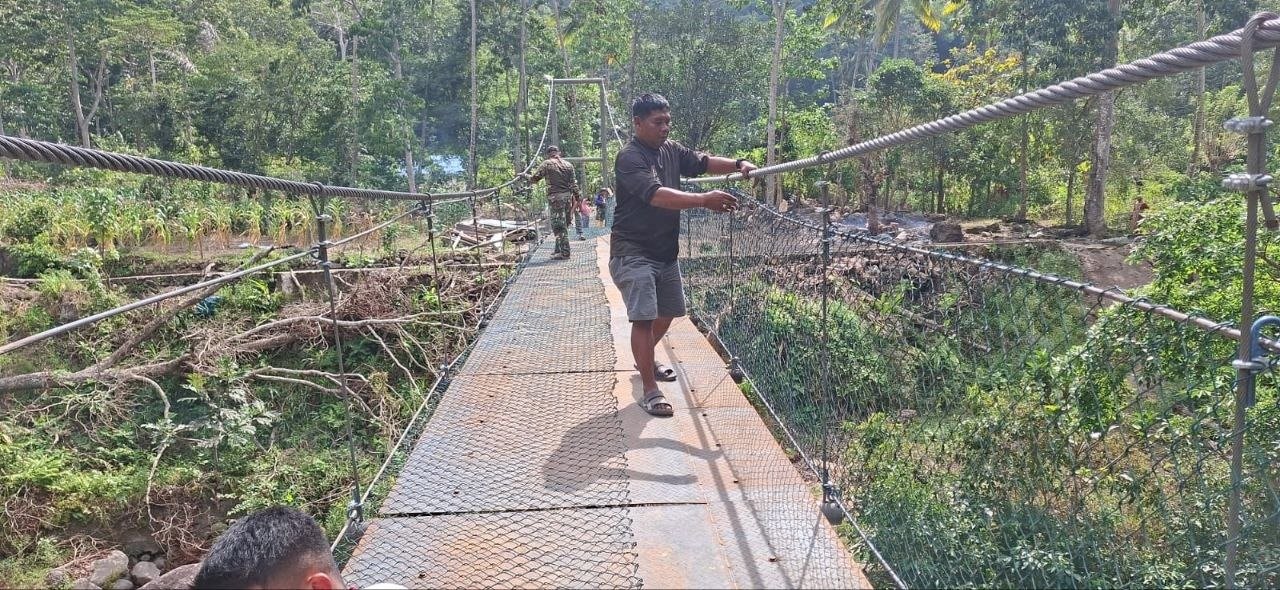 Pemasangan Jaring Pengaman Jembatan Gantung TMMD ke-129 Masuki Tahap Penyempurnaan