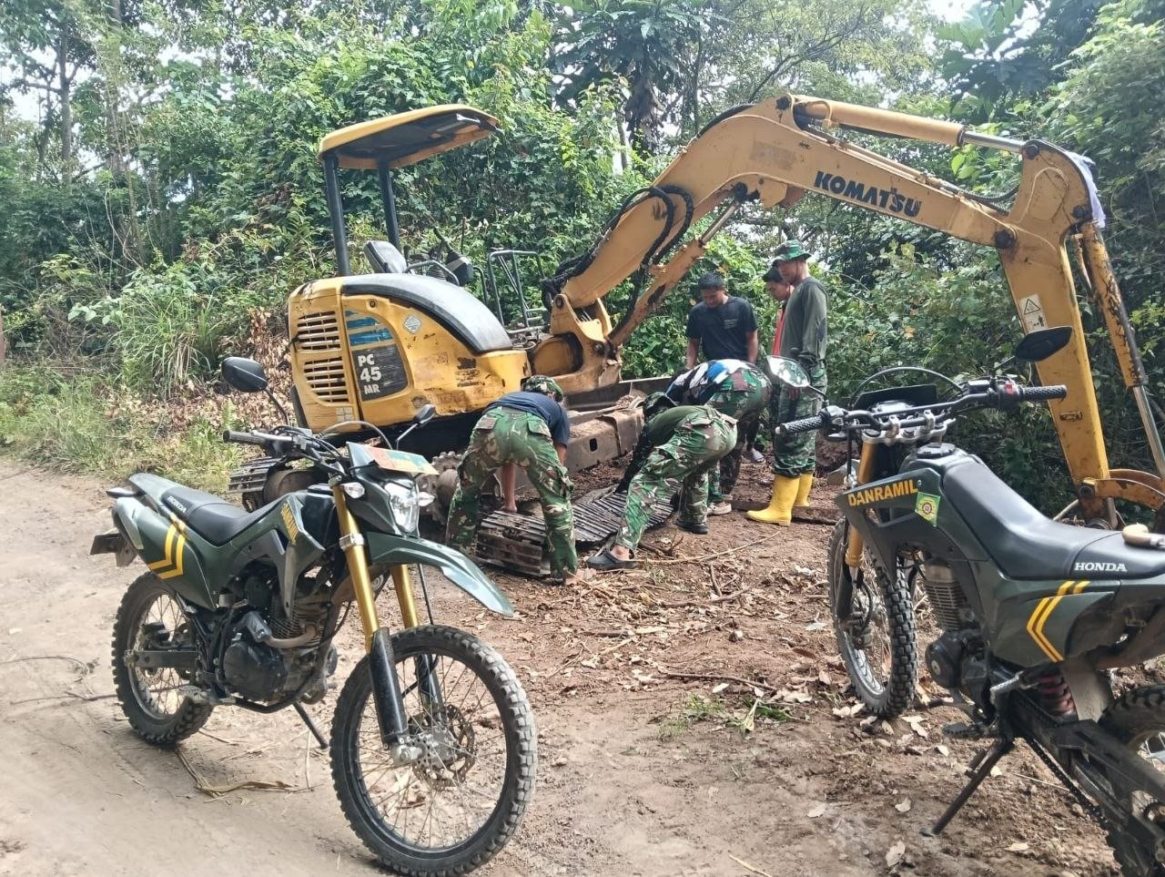 Perawatan Excavator Jadi Kunci Kelancaran Pekerjaan Jalan TMMD ke-129 Kodim 1407/Bone