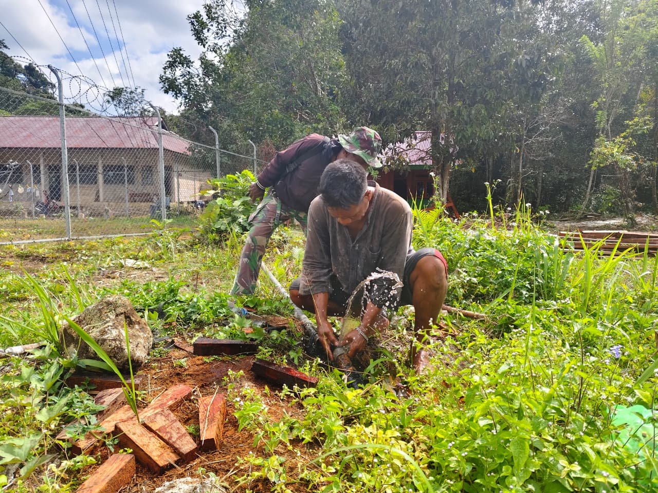 Satgas TMMD Ke-129 Dukung Akses Air Bersih di Kampung Sesor Melalui Perbaikan Pipanisasi