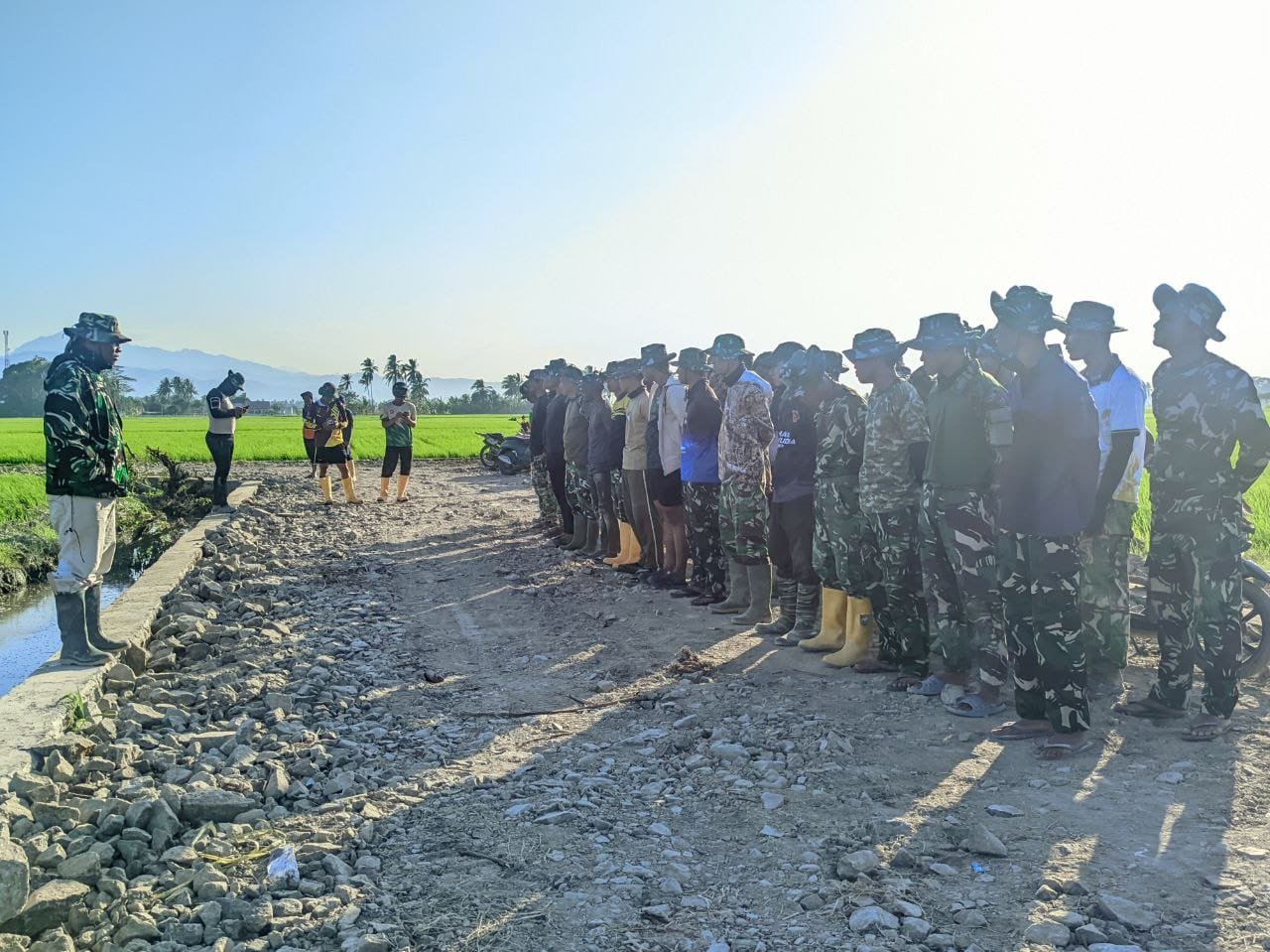 Panorama Padi Menghijau Iringi Apel Pagi, Satgas TMMD Ke-129 Kodim 1404/Pinrang Makin Bersemangat