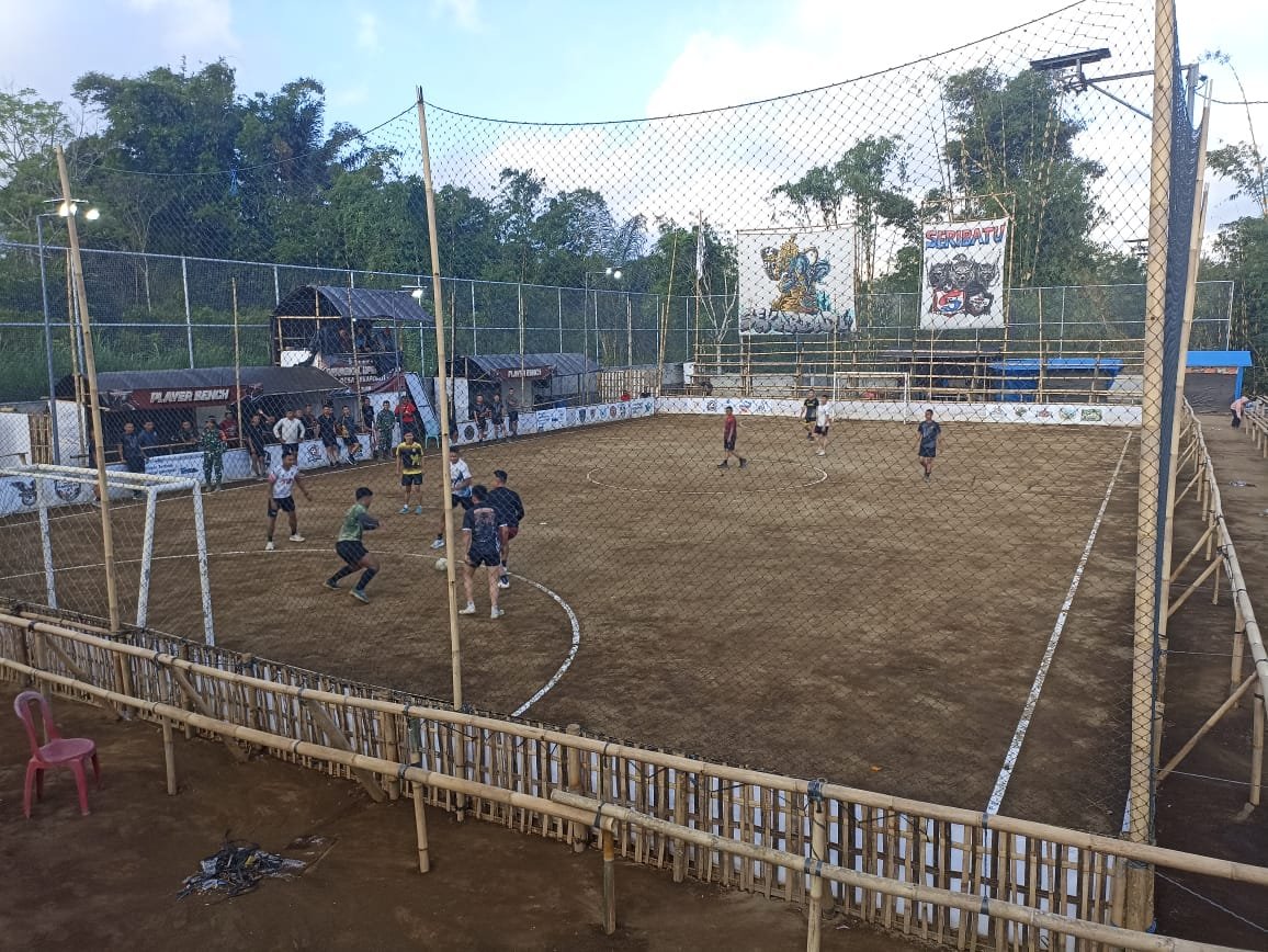 Sportivitas Satgas TMMD dan Warga Warnai Laga Persahabatan Futsal di Desa Sekardadi