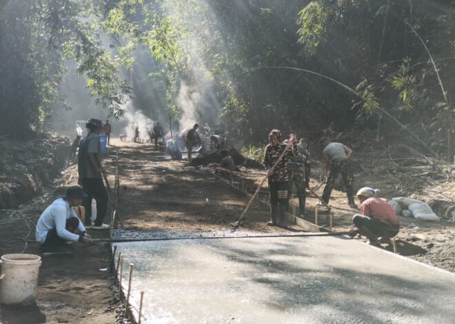 Gotong Royong Satgas TMMD Ke-129 Kodim 1626/Bangli Percepat Pengecoran Jalan Rabat Beton