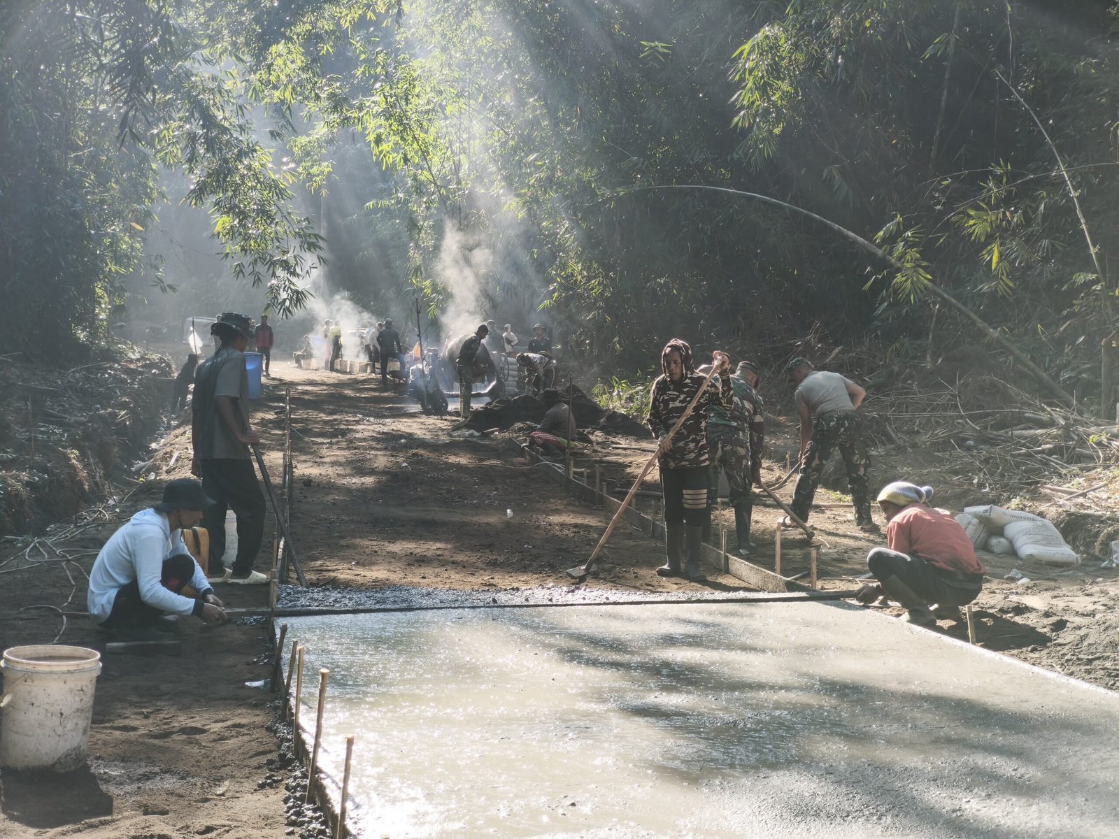 Gotong Royong Satgas TMMD Ke-129 Kodim 1626/Bangli Percepat Pengecoran Jalan Rabat Beton