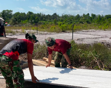 Gotong Royong Satgas dan Warga Percepat Penyelesaian Pos Kamling di Lokasi TMMD ke-129