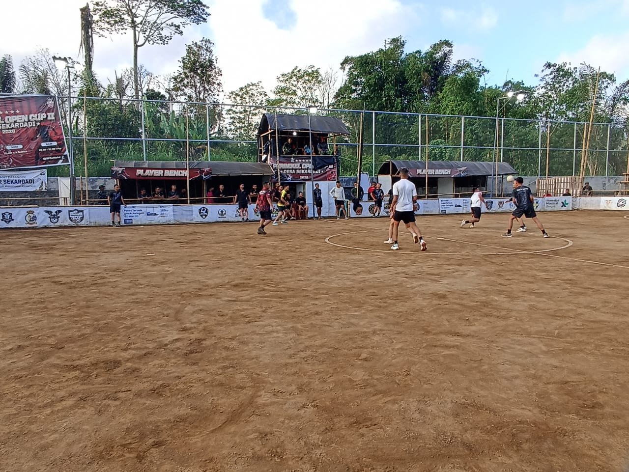 Laga Futsal Persahabatan Bangun Kekompakan Satgas TMMD dan Pemuda Desa Sekardadi
