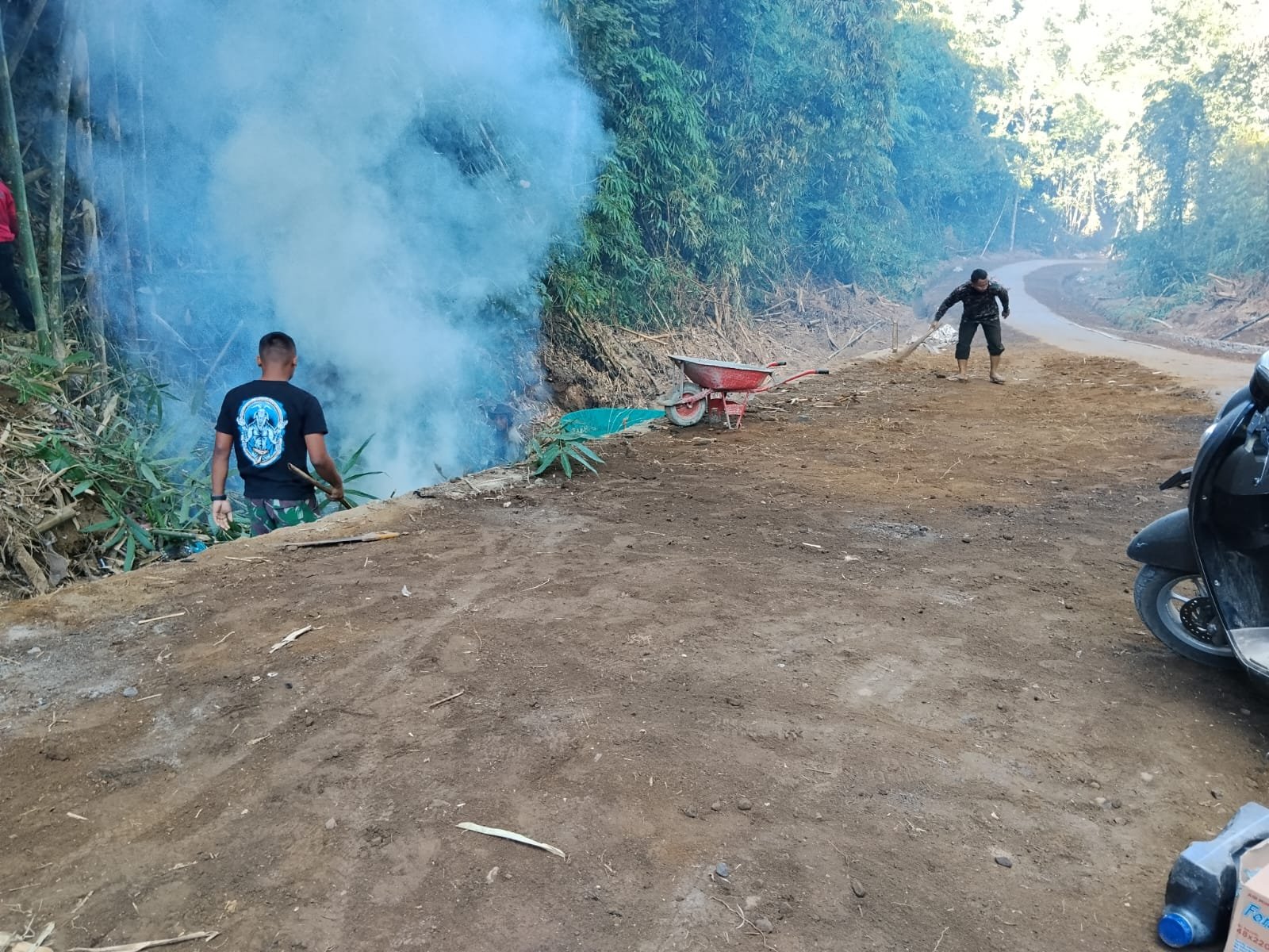 Sentuhan Akhir Pengerjaan Jalan TMMD, Satgas dan Warga Pastikan Hasil Rabat Beton Lebih Berkualitas