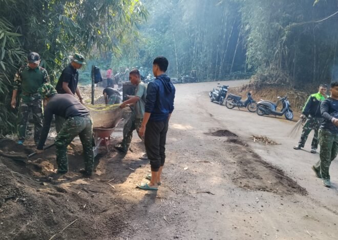 Gotong Royong Satgas TMMD dan Warga Ciptakan Lingkungan Jalan yang Bersih dan Nyaman