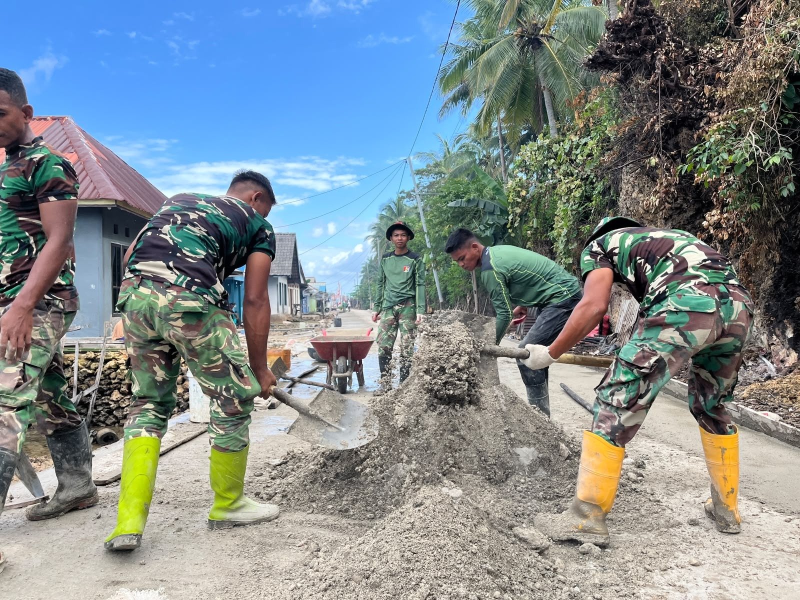 Satgas TMMD Bersama Masyarakat Kembali Lanjutkan Pekerjaan Rabat Jalan