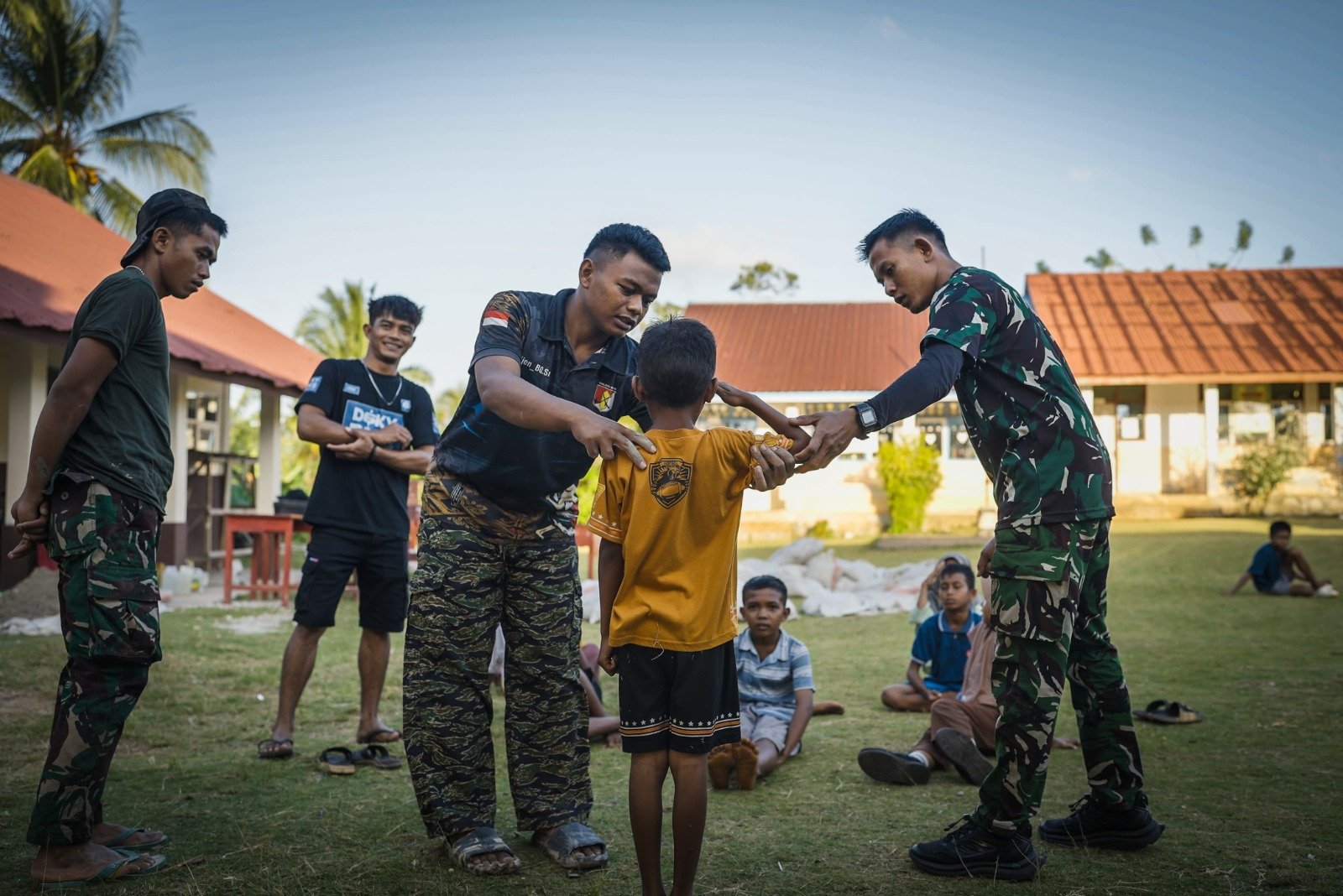 Di Sela Pekerjaan TMMD, Satgas Latih PBB Siswa Hadapi Lomba Gerak Jalan