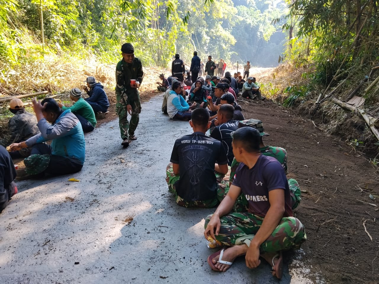 Secangkir Kopi Tumbuhkan Semangat Gotong Royong dalam Pelaksanaan TMMD