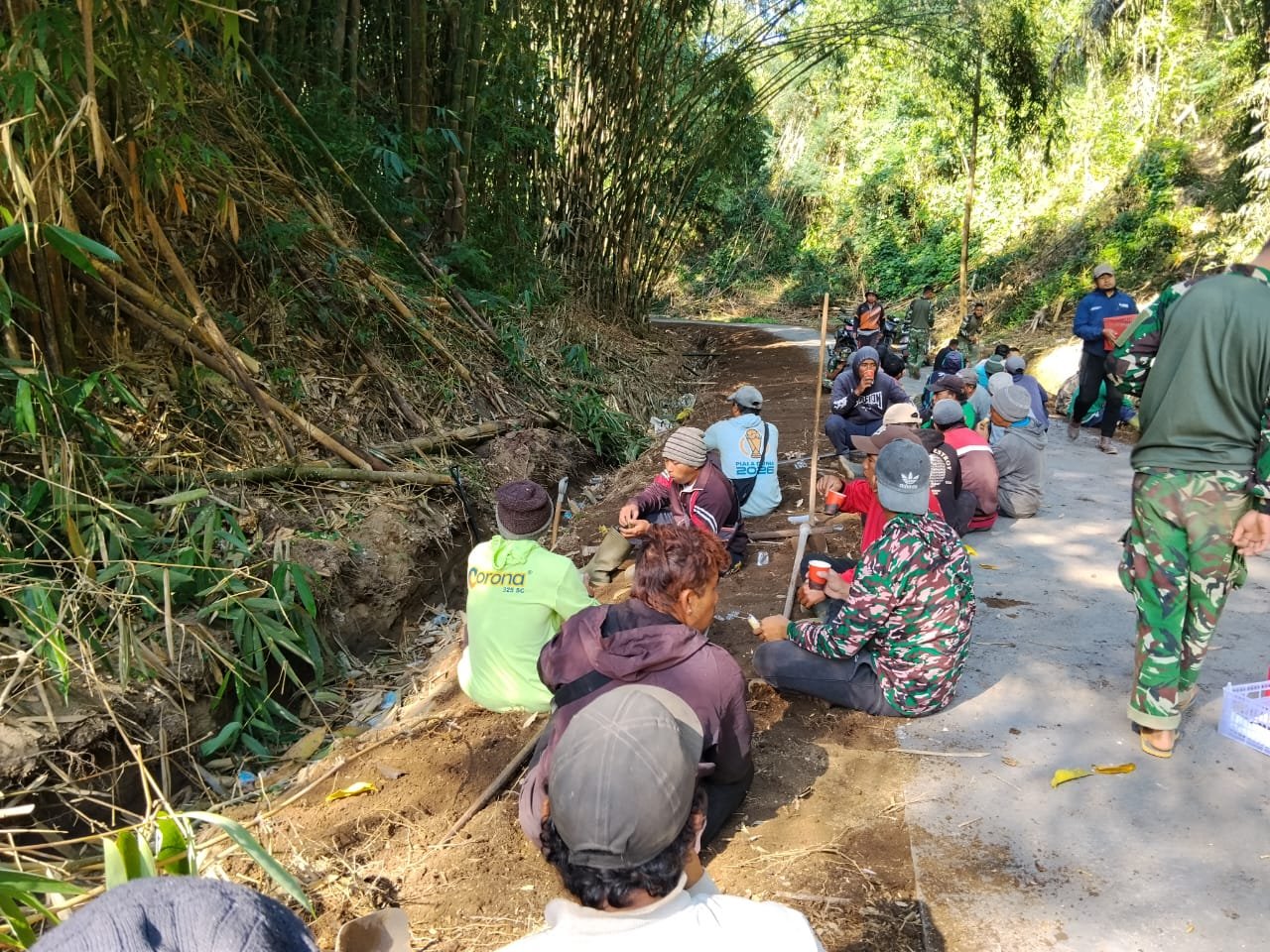 Ngopi Bersama Satgas TMMD Perkuat Komunikasi dan Kedekatan dengan Warga Desa Sekardadi