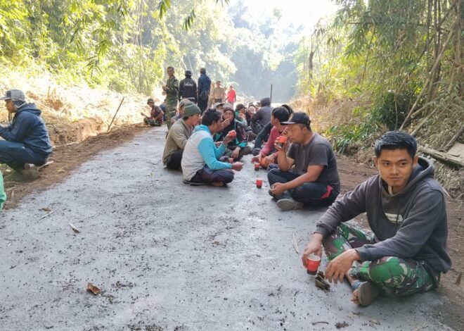 Momen Istirahat Satgas TMMD Jadi Ruang Berbagi Cerita dan Aspirasi Masyarakat