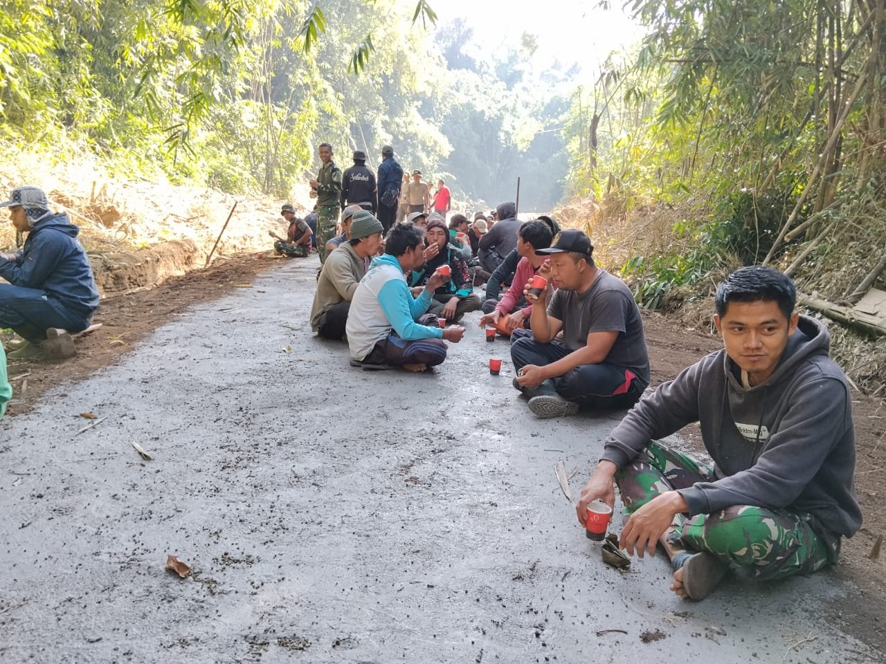 Momen Istirahat Satgas TMMD Jadi Ruang Berbagi Cerita dan Aspirasi Masyarakat