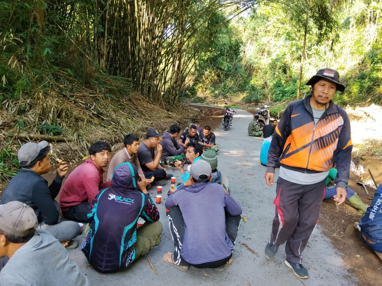 Obrolan Santai Satgas TMMD dan Warga Bangun Kedekatan Tanpa Sekat