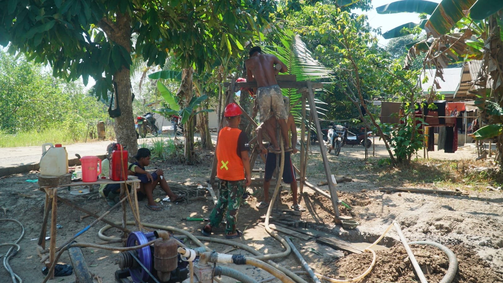 Gotong Royong Satgas TMMD dan Warga Percepat Pengeboran Sumur Bor Sasaran 2