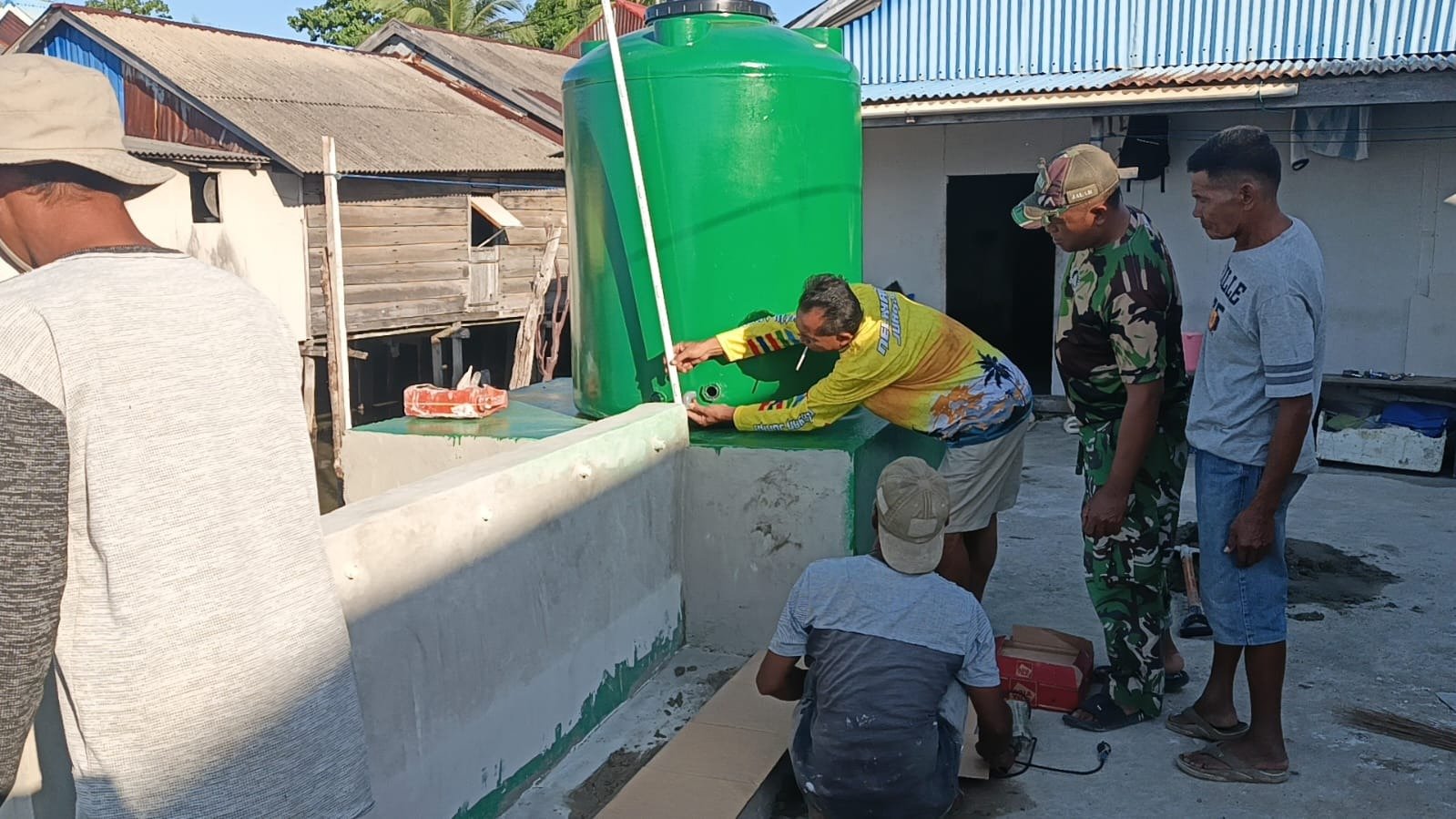 Satgas TMMD Pasang Tandon Air Program Manunggal Air di Desa Umbele