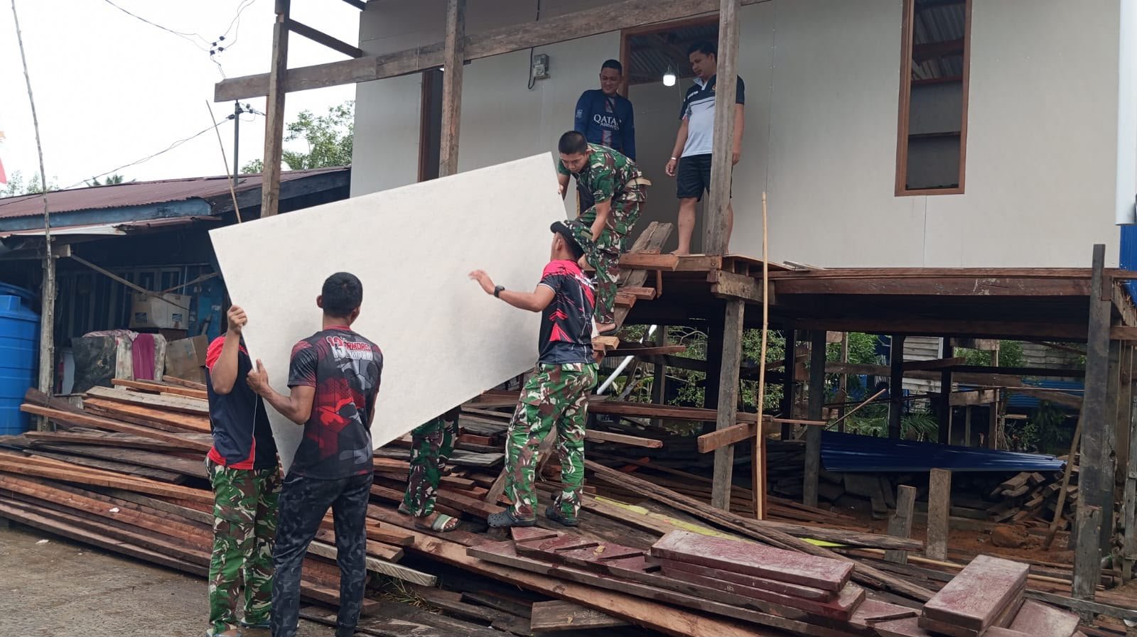 Menanam Harapan di Bumi Tlemang: Tim Wasev TMMD dari Waaster Kasal Bersama Forkopimda Lamongan Hadirkan Asa Air Bersih dan Hijaukan Lingkungan Lewat TMMD
