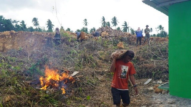 Suasana Kebersamaan Satgas TMMD dan Warga Warnai Gotong Royong di Lokasi Manunggal Air