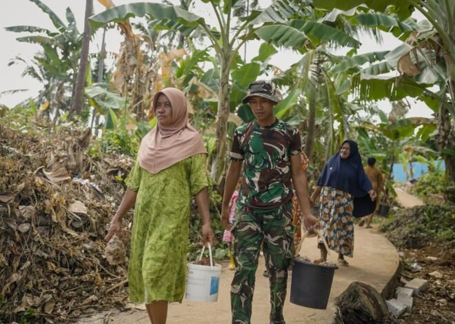 Masyarakat Desa Polewali Bergotong Royong Bersama Satgas TMMD Angkut Material Program Manunggal Air Bersih