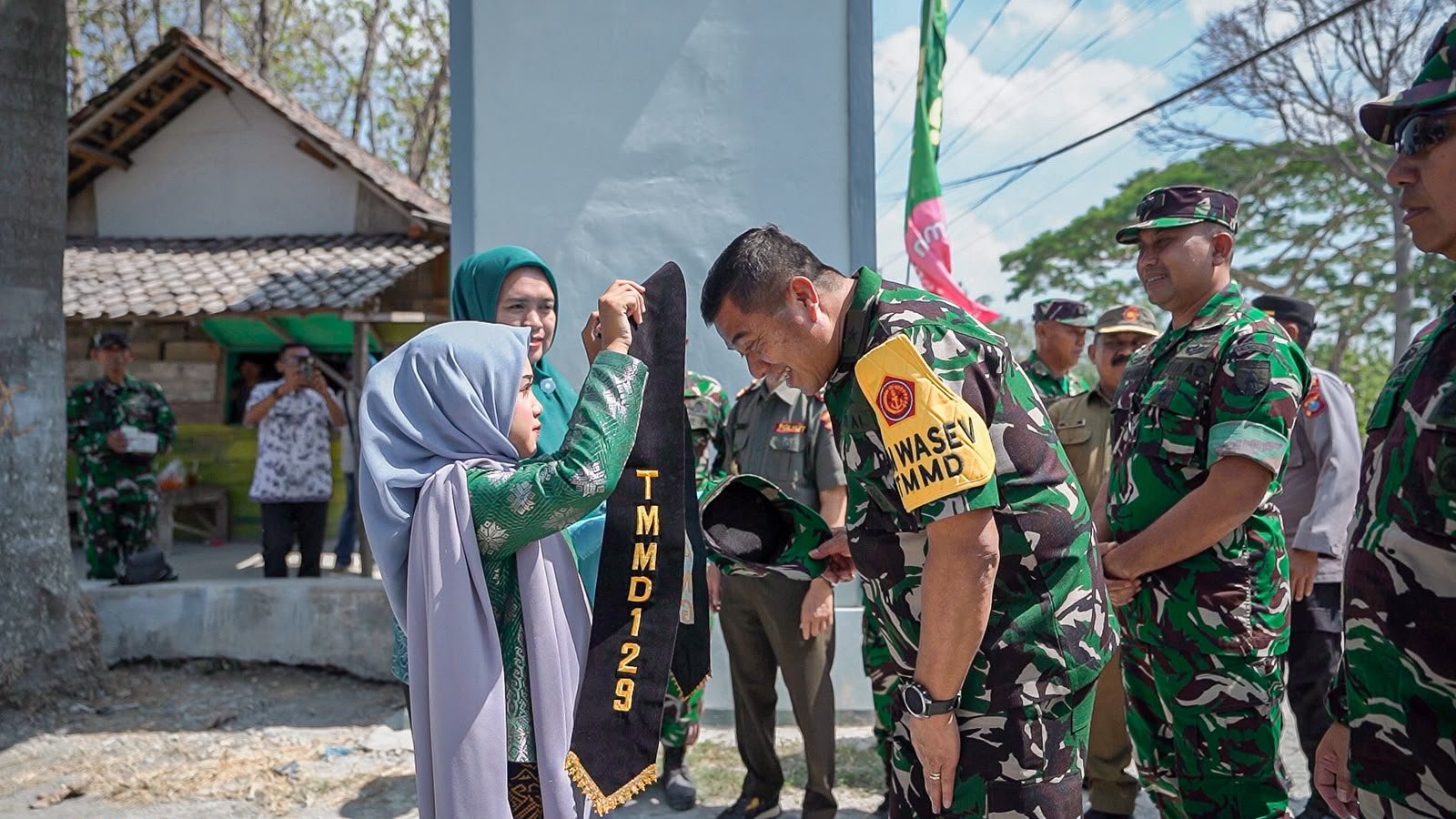 Penuh Ceria! Siswa SD Negeri 1 Tlemang Sambut Hangat Kunjungan Tim Wasev TMMD ke-129 Kodim 0812/Lamongan di desa Tlemang