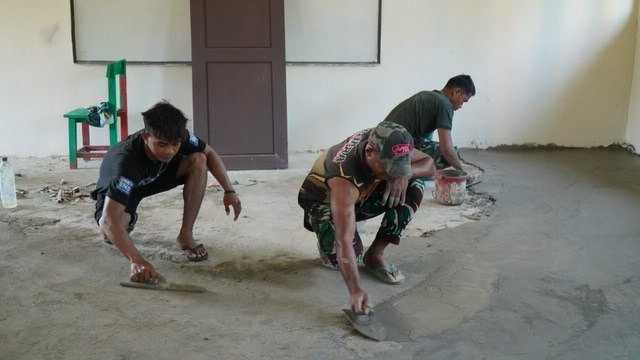 Satgas TMMD Bersama Masyarakat Lanjutkan Pengecoran Lantai SD Negeri Polewali