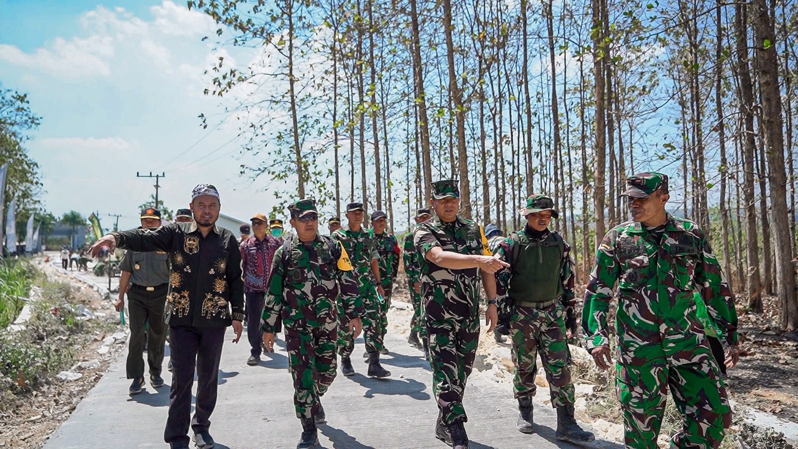 ​Menembus Pelosok Lamongan: Tim Wasev TMMD Tinjau Akses Jalan Rabat Beton Desa Tlemang