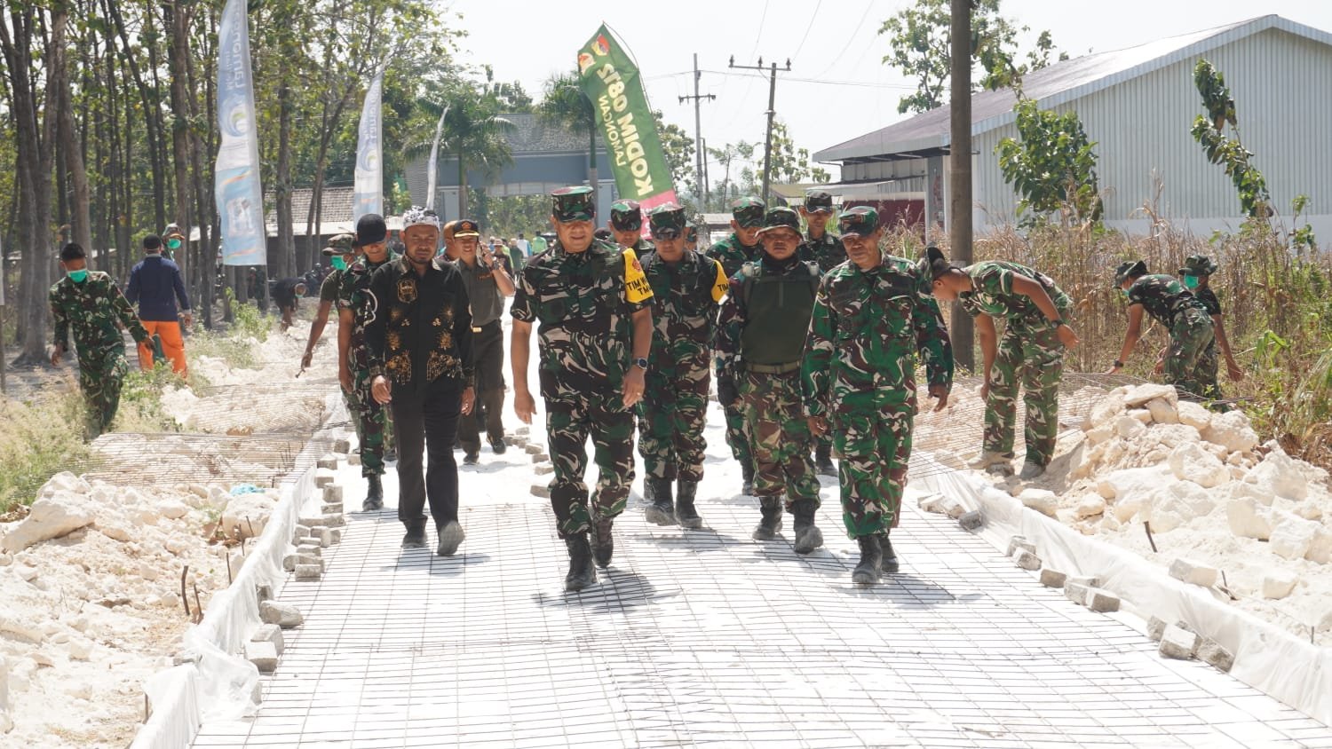 Tinjau Langsung Pembangunan Jalan Rabat Beton, Tim Wasev TMMD 129 Pastikan Kualitas Konstruksi Akses Desa Tlemang Tepat Mutu