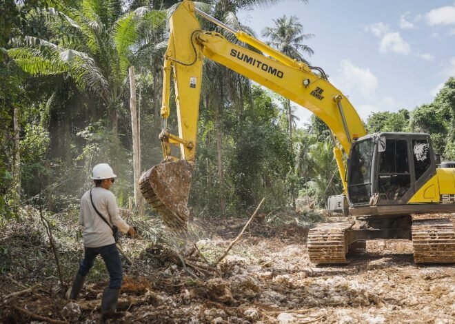 Perapian Jalan Terus Dilakukan, Satgas TMMD Ke-129 Rapikan Batu Besar di Sepanjang Jalur Pembukaan Jalan Kepulauan Umbele