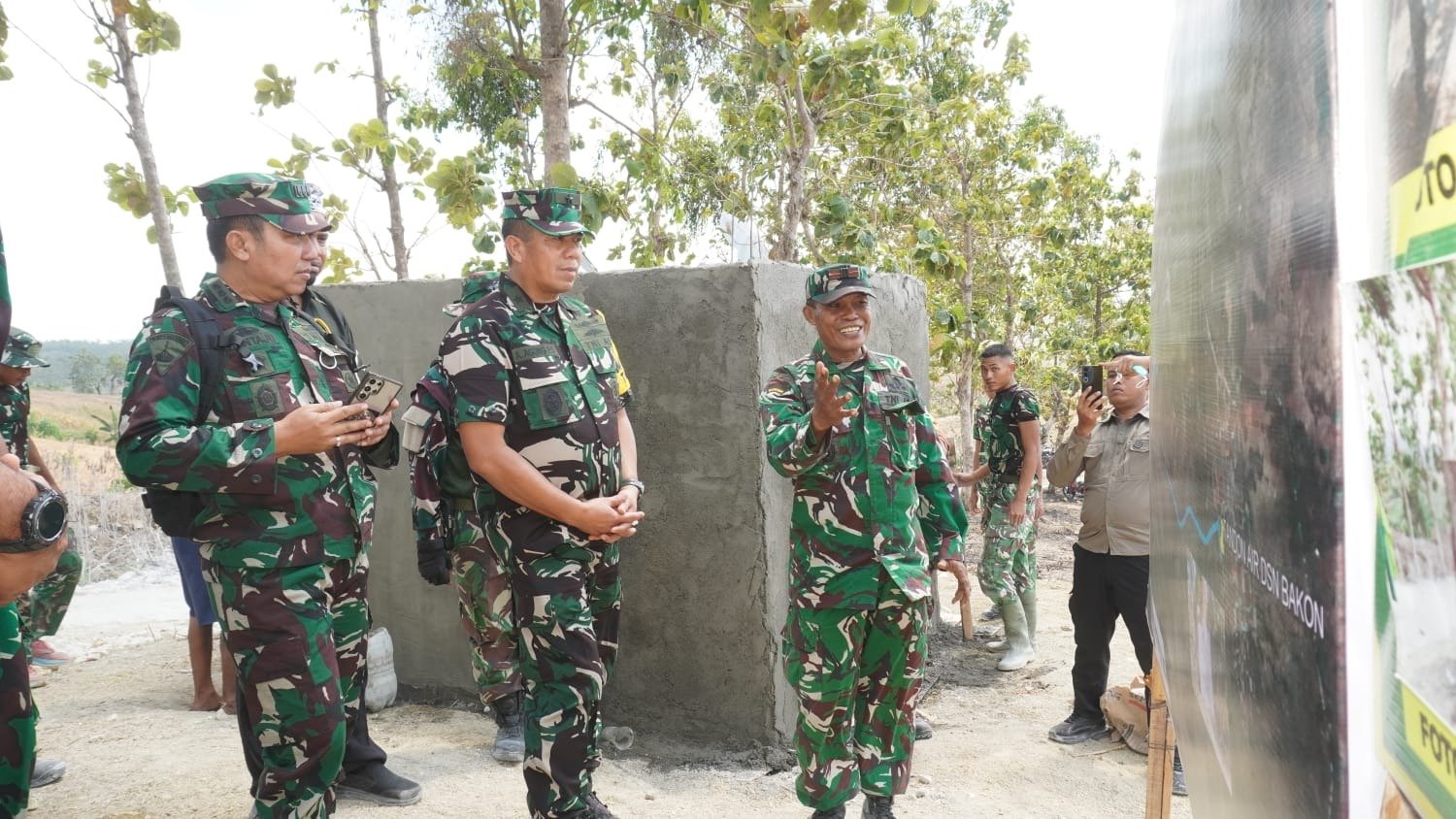 Danramil Ngimbang Paparkan Progres dan Jangkauan Manfaat Tandon Air Bersih Dusun Bakon Kepada Tim Wasev TMMD 129