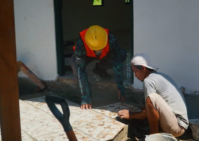 Satgas TMMD Reguler Ke-129 Percantik Musholla Darul Iman Lewat Pengecatan Lis Plafon