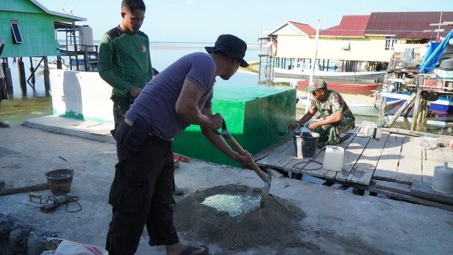 Satgas TMMD Ke-129 Bersama Masyarakat Lanjutkan Pekerjaan Program Manunggal Air Bersih di Desa Umbele