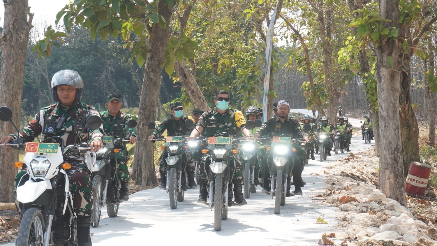 Tembus Medan Pelosok, Ketua Tim Wasev TMMD 129 Tunggangi Motor Trail Dinas Tinjau Langsung Progres Pembangunan di Desa Tlemang