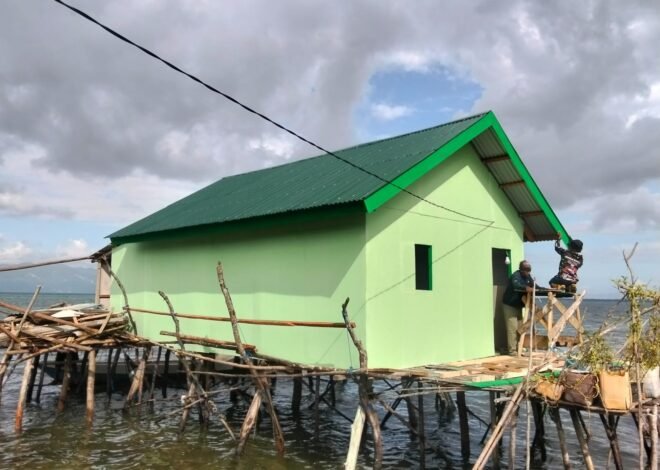 Pemasangan Lisplang dan Kusen Jendela RTLH Bapak Nardianto Terus Dikebut Satgas TMMD Ke-129