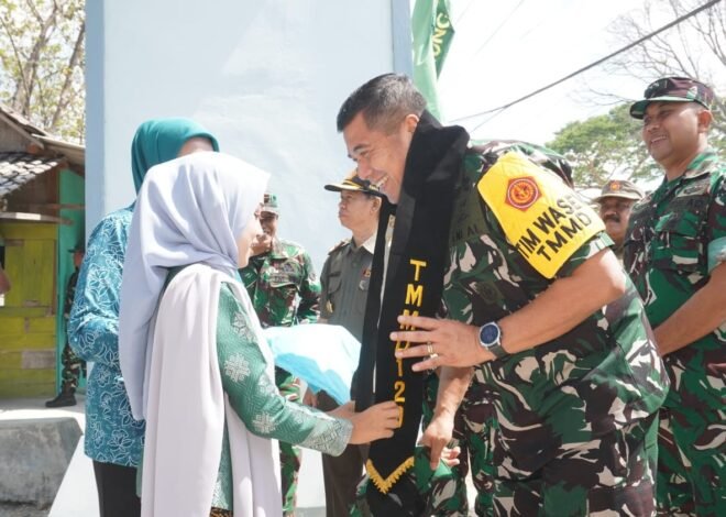 Tiba di Desa Tlemang, Ketua Tim Wasev TMMD 129 Disambut Pengalungan Syal Khusus oleh Ibu-Ibu PKK dan Jajaran Muspika