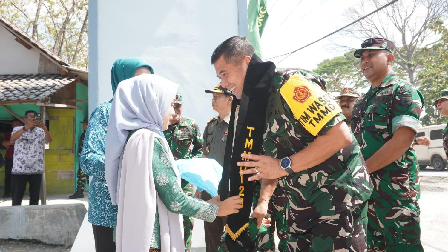 Tiba di Desa Tlemang, Ketua Tim Wasev TMMD 129 Disambut Pengalungan Syal Khusus oleh Ibu-Ibu PKK dan Jajaran Muspika