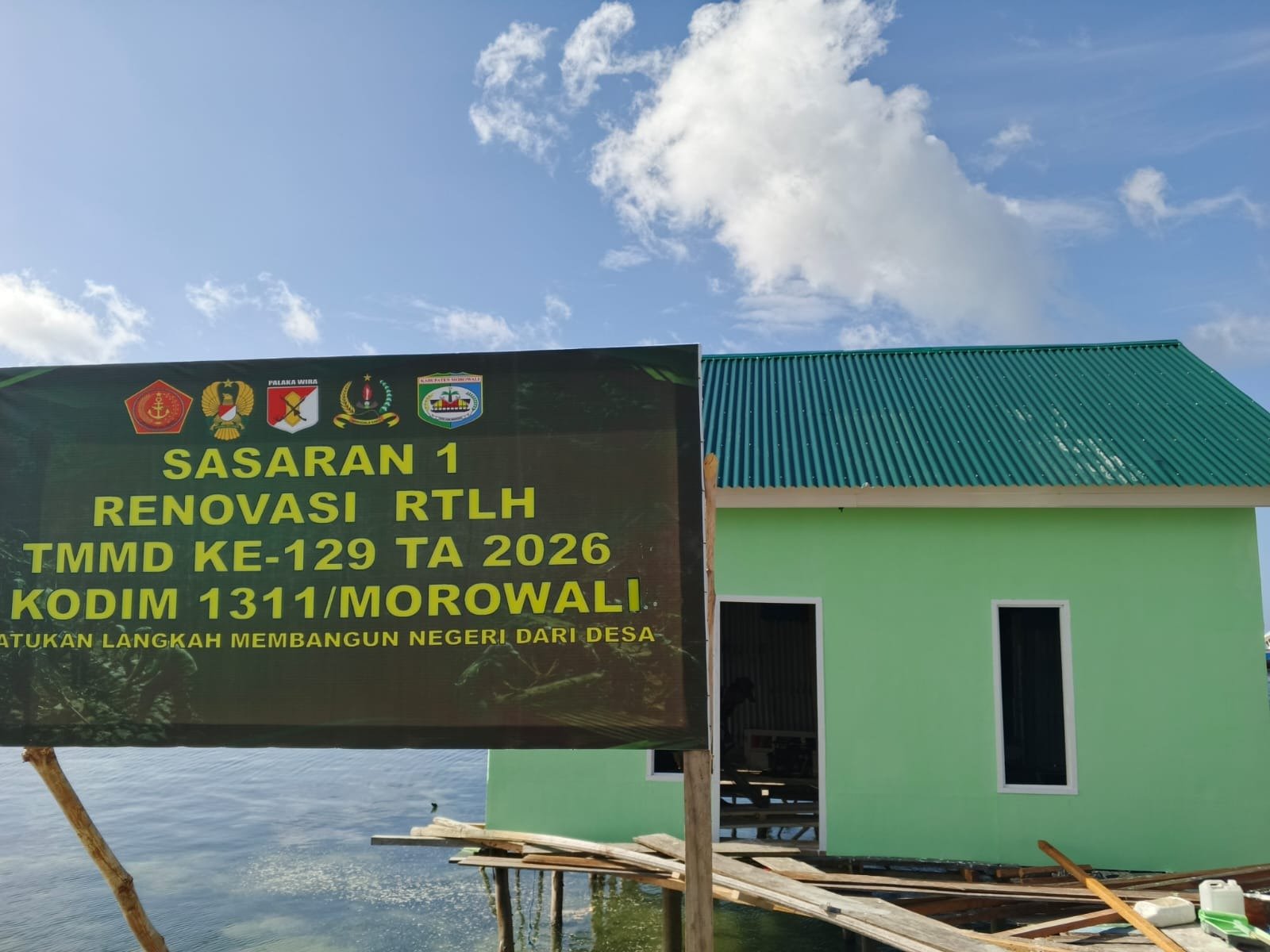 Pemasangan Dinding Luar RTLH Ibu Samsia, Satgas TMMD Ke-129 Wujudkan Hunian Layak bagi Warga
