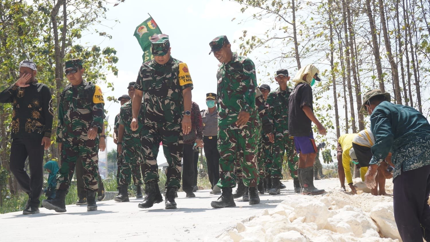 Tinjau Langsung Kualitas Rabat Beton, Tim Wasev TMMD 129 Apresiasi Kerja Keras Satgas dan Warga Desa Tlemang