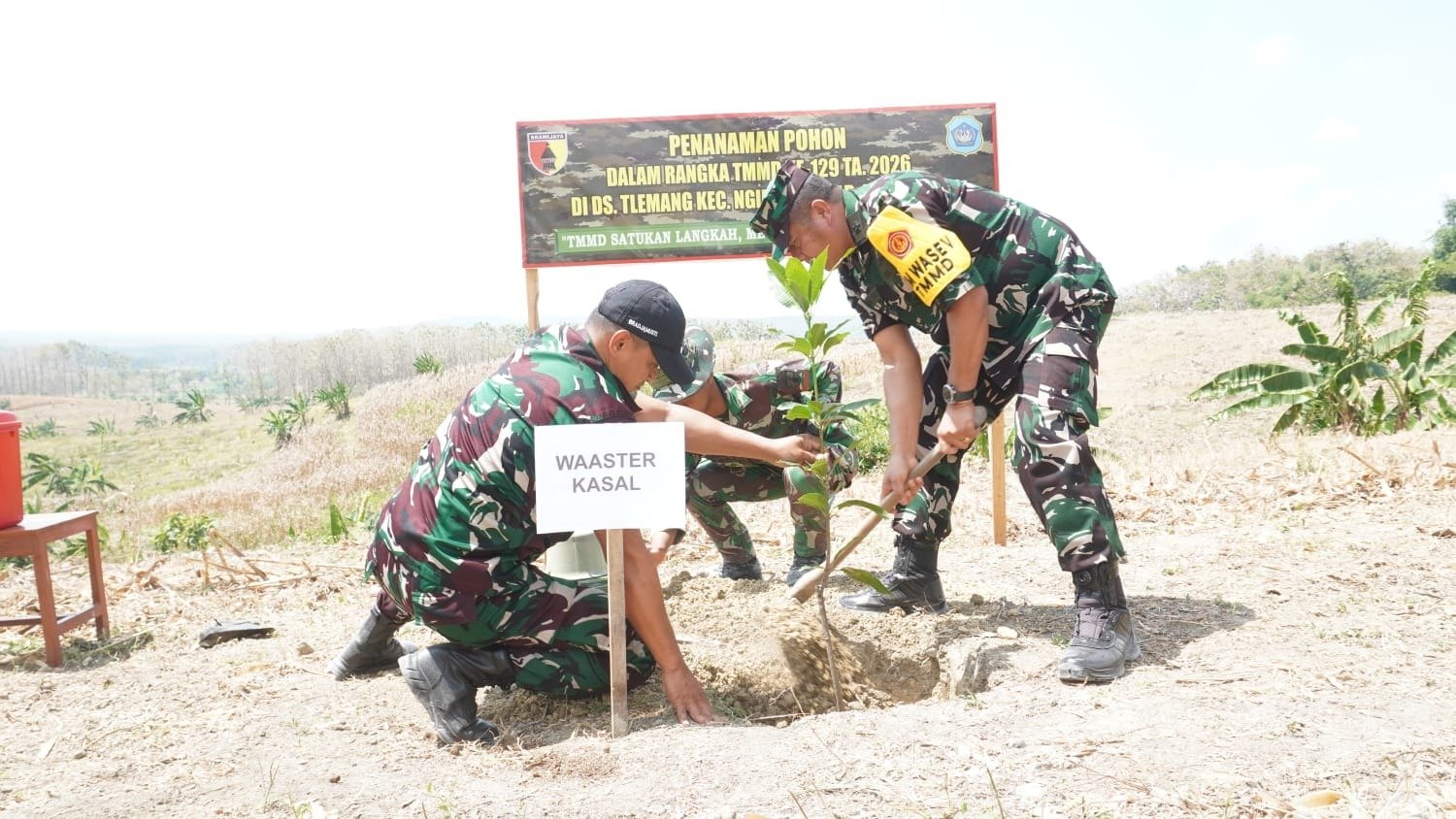 Perkuat Kelestarian Lingkungan, Ketua Tim Wasev TMMD 129 Tanam Pohon Mangga di Lokasi Tandon Air Dusun Bakon