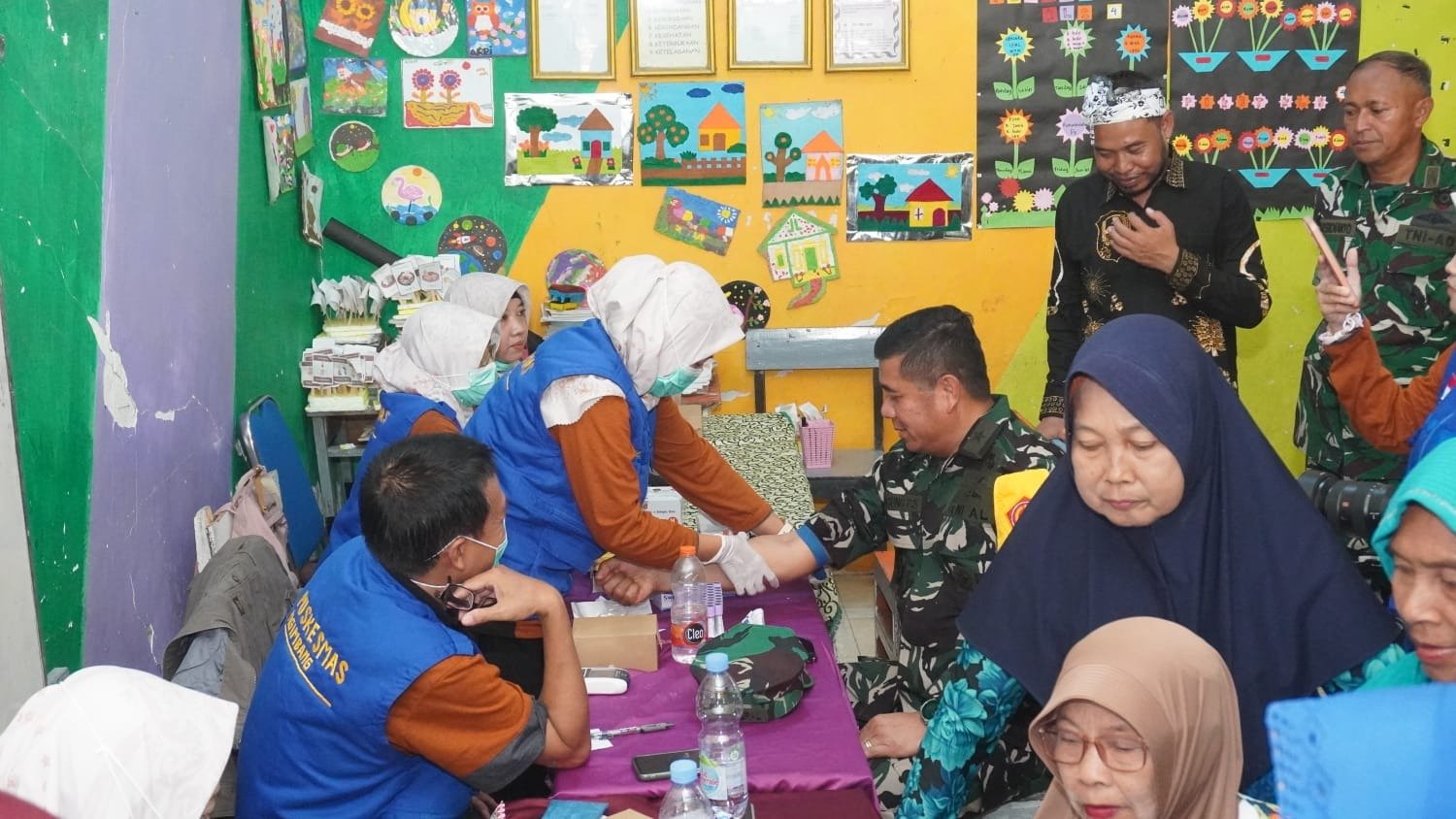 ​Menyatu dengan Rakyat, Tim Wasev TMMD Ke-129 yang Dipimpin Waaster Kasal Ikut Cek Kesehatan di Desa Tlemang