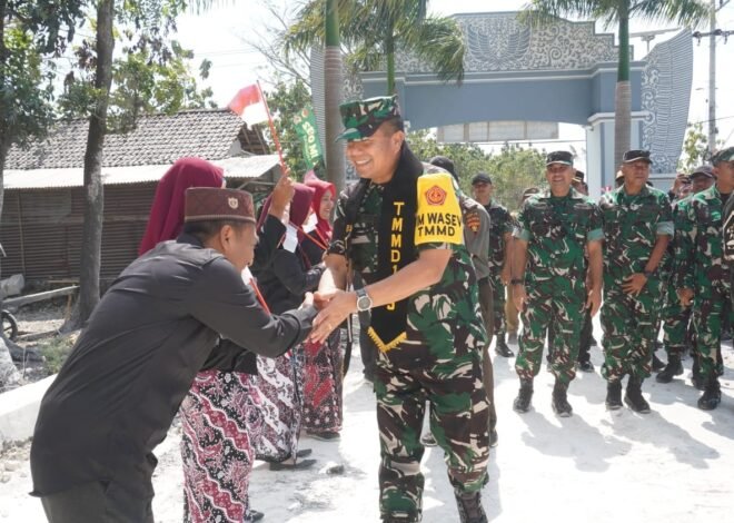 Bawa Bendera Merah Putih dan Batik Khas  Lamongan, Siswa SD Sambut Meriah Kedatangan Tim Wasev TMMD 129 di Desa Tlemang