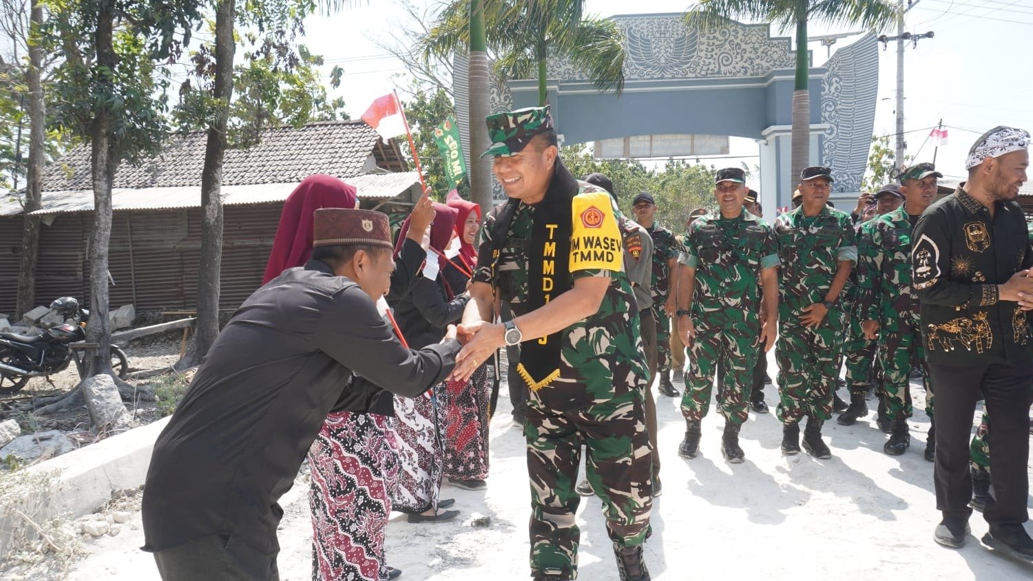 Bawa Bendera Merah Putih dan Batik Khas  Lamongan, Siswa SD Sambut Meriah Kedatangan Tim Wasev TMMD 129 di Desa Tlemang