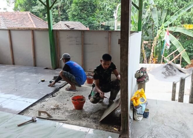 Tingkatkan Kenyamanan Ibadah, Satgas TMMD 129 dan Warga Bahu-Membahu Rehab Musholla di Dusun Tlemang Fokus Pemasangan Keramik
