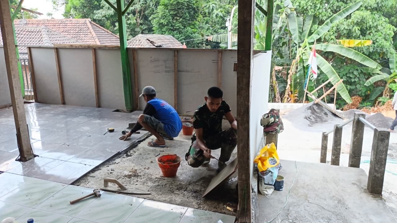 Tingkatkan Kenyamanan Ibadah, Satgas TMMD 129 dan Warga Bahu-Membahu Rehab Musholla di Dusun Tlemang Fokus Pemasangan Keramik