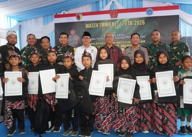 Menyebar Senyum di Desa Tlemang: Tim Wasev TMMD dan Forkopimda Lamongan Usap Kepala Anak Yatim dalam pemberian santunan