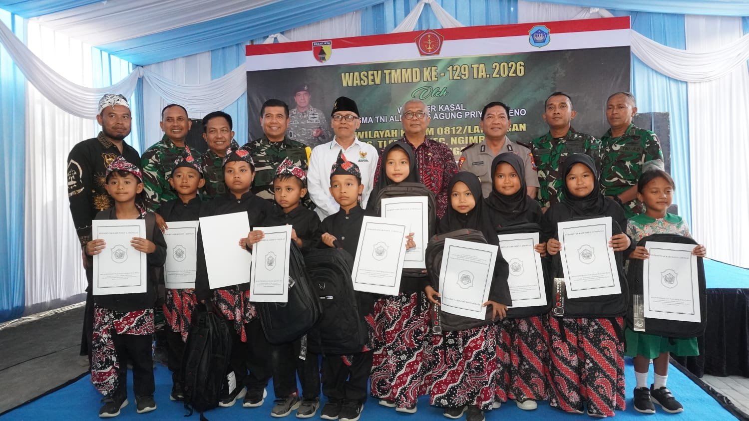 Menyebar Senyum di Desa Tlemang: Tim Wasev TMMD dan Forkopimda Lamongan Usap Kepala Anak Yatim dalam pemberian santunan