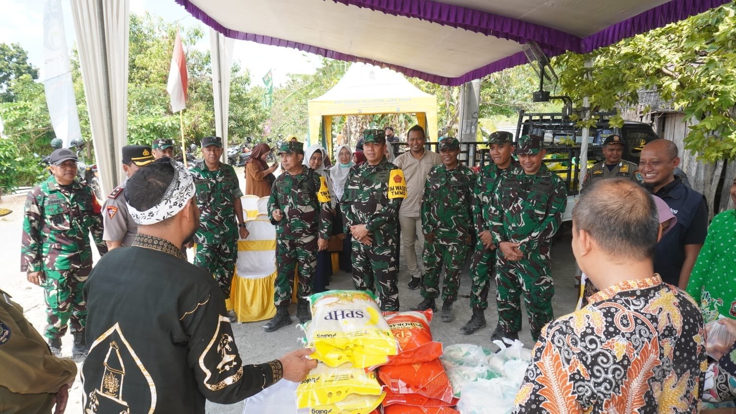 Bantu Perekonomian Warga, Tim Wasev TMMD 129 Tinjau Langsung Gelaran Pasar Murah di Desa Tlemang