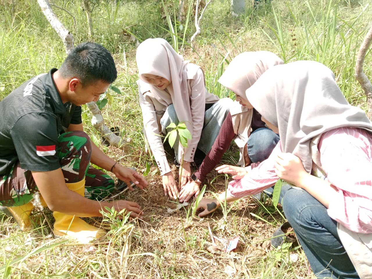 Hijaukan Pinang Jaya, Satgas TMMD Bersama Mahasiswa KKN Tanam Durian dan Alpukat