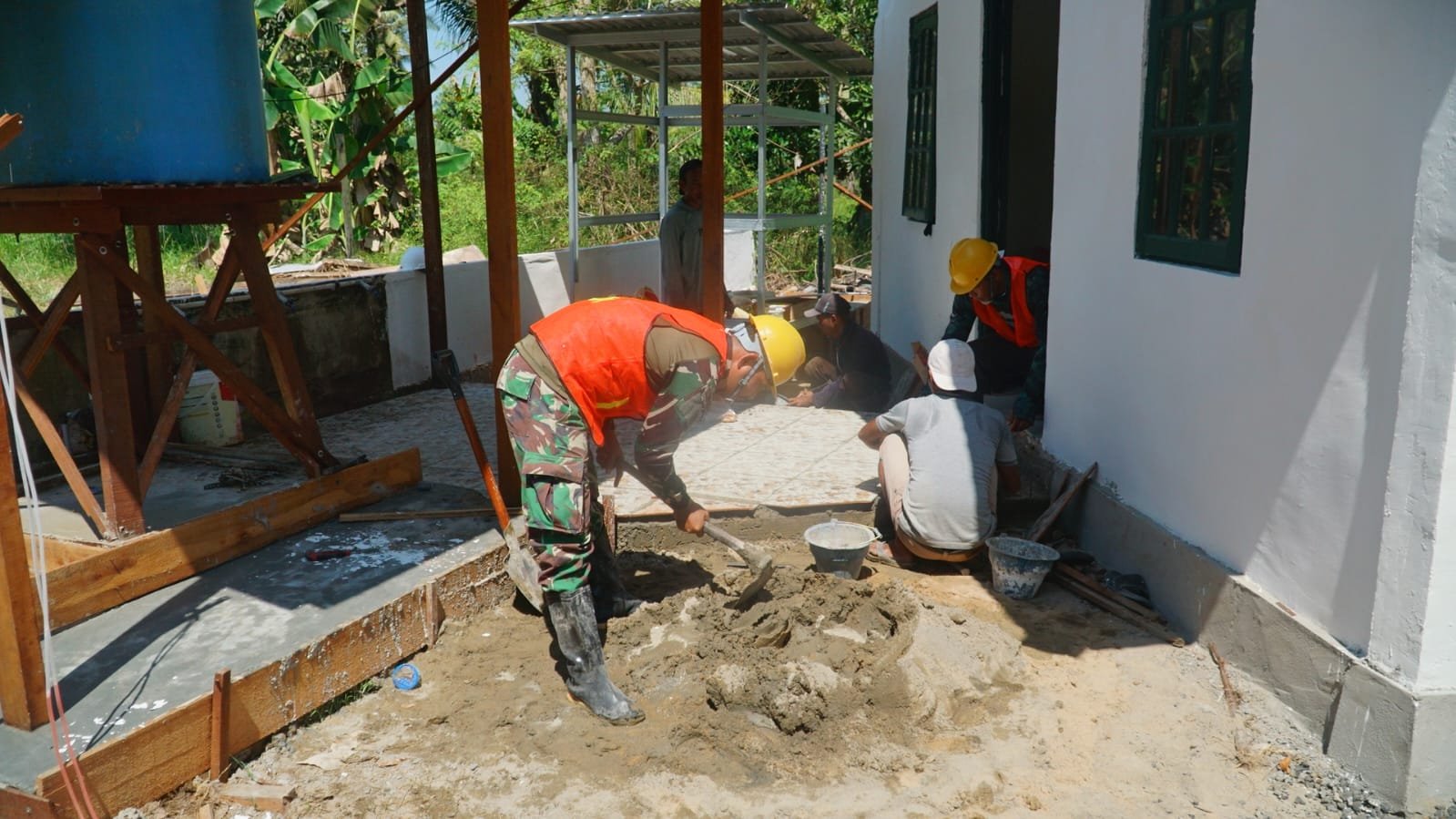 Semangat Gotong Royong Percepat Penyelesaian Musholla Darul Iman di Desa Bandar Raya